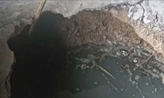 Tổ chức di dời ngôi nhà sàn của gia đình bà Lương Thị Xuân ra khỏi nơi nguy hiểm. 