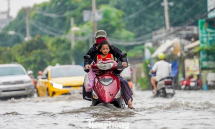 Cận cảnh 'điểm đen' ngập úng, cứ mưa là hóa sông ở TPHCM