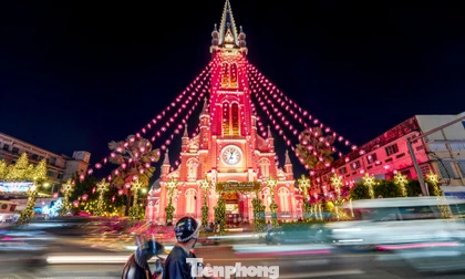 'Thánh đường hồng' 150 tuổi rực rỡ mùa Giáng sinh
