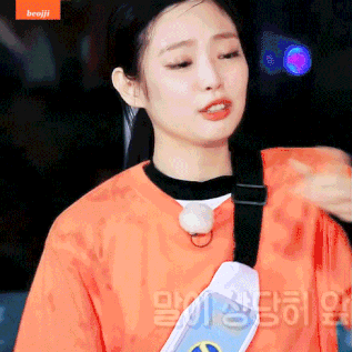 Có lần, Jennie bị dọa ma trong show Running Man và đã sợ đến mức òa khóc và giận dỗi cả đoàn. Nhìn Jennie mếu máo thế này là đủ biết cô nàng sợ muốn ngất luôn.