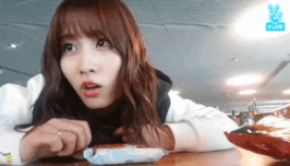 Momo (TWICE) cũng thuộc nhóm giật mình trước những tiếng động nhỏ nhất.