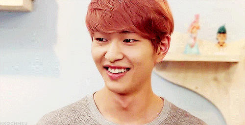 Điều các fan yêu nhất ở Onew (SHINee) chính là nụ cười mắt híp đến độ không còn biết trời đất đâu nữa.