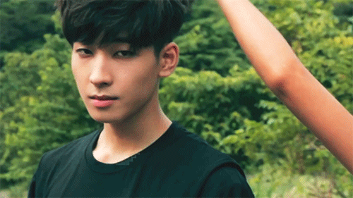 Chắc chắn là nhờ mắt một mí, mà Wonwoo (Seventeen) mới có ánh nhìn tha thiết khiến bao nhiêu cô gái rung rinh thế này.