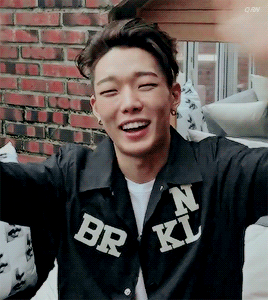 Có ai không thấy vui khi nhìn nụ cười rạng rỡ này của Bobby (iKON) không nào? Một phần là nhờ mắt một mí đó.