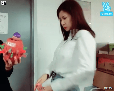 Nhìn Chorong (A Pink) chơi một trò trẻ con mà căng thẳng như đụng phải bom vậy.