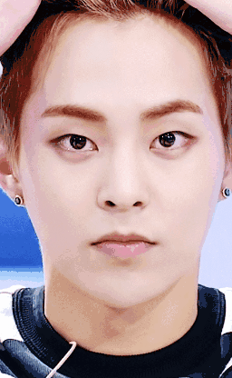 Xiumin (EXO) có đôi mắt khá to, chính vì thế mà nhiều người không nhận ra rằng Xiumin có mắt một mí chính hiệu. Chỉ khi ngắm Xiumin chớp mắt như thế này, các fan mới nhận ra thôi.