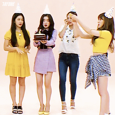 Nàng trưởng nhóm xinh đẹp của Red Velvet có thần thái lạnh lùng là thế, nhưng thuộc hội rất dễ giật mình.