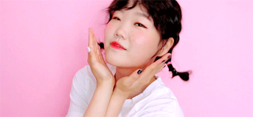 Lee Soo Hyun (Akdong Musician) luôn yêu đôi mắt vừa một mí vừa nhỏ xíu của mình. Và giờ thì khán giả cũng yêu luôn nét đặc trưng ấy của Soo Hyun rồi.