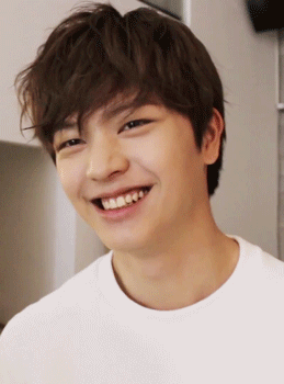 Yook Seungjae (BTOB) đã có mắt một mí thì chớ, còn có thêm đuôi mắt dài thật là dài, khiến người khác nhìn vào chỉ muốn đắm chìm.