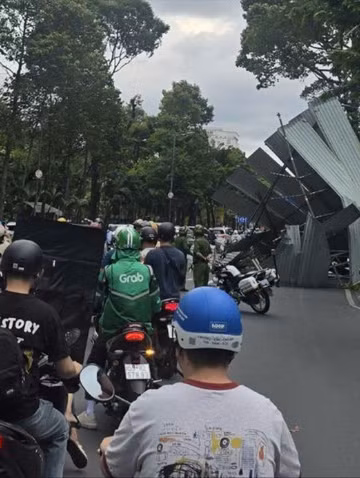 [Clip] Nhà tốc mái, cây xanh ngã đổ trong cơn mưa đầu mùa ở TPHCM