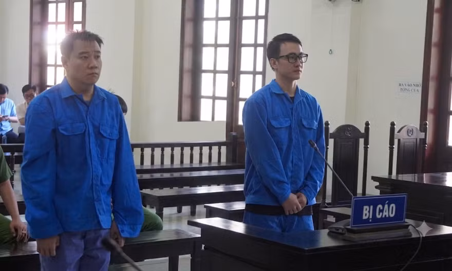 Hai bị cáo tại phiên tòa.