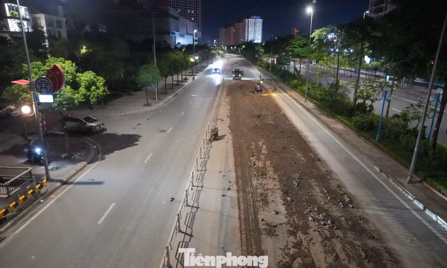 Hà Nội: Bùn đất phủ kín làn đường Võ Chí Công, hai người bị thương
