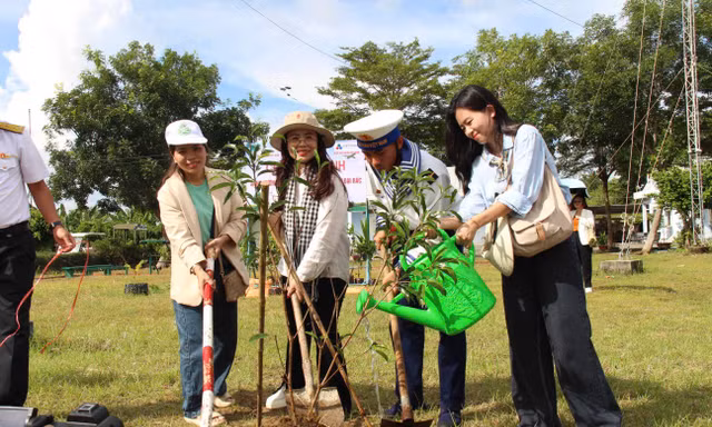 Tặng cây xanh, thùng rác cho Lữ đoàn 167