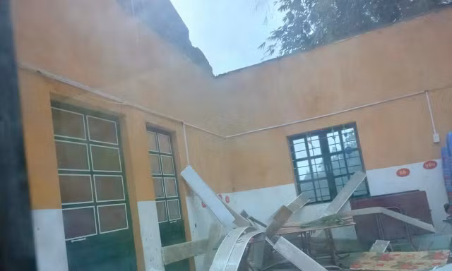 Mưa dông làm 5 người thương vong, hơn nghìn ngôi nhà tốc mái