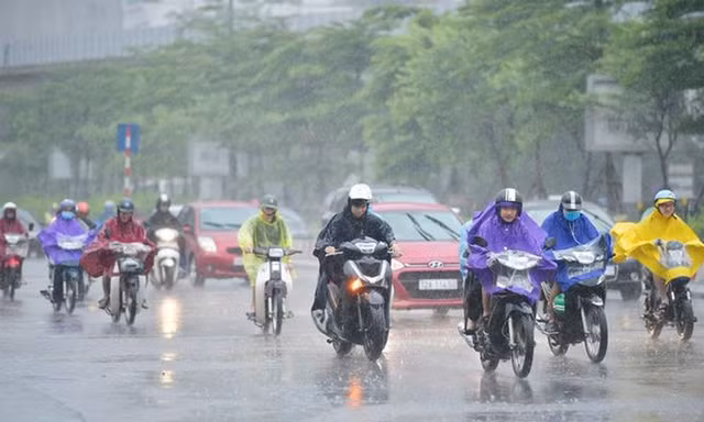 Thời tiết hôm nay: Nơi nắng gắt, chỗ mưa dông