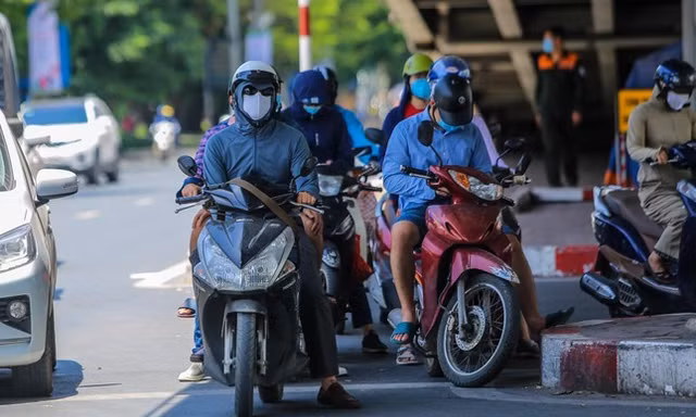 Vì sao dự báo nắng nóng gay gắt, miền Bắc lại mát mẻ?