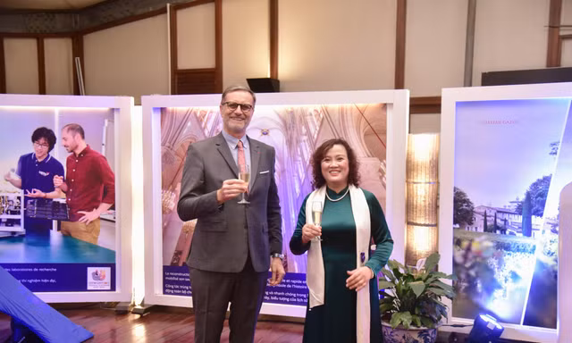 Nữ giáo sư Việt Nam nhận Huân chương Cành cọ danh giá của Pháp