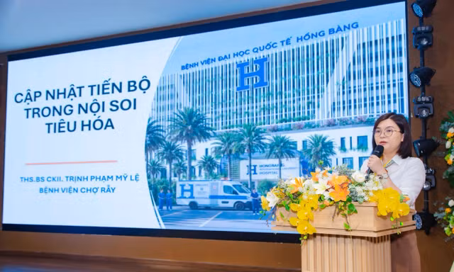ThS.BSCKII Trịnh Phạm Mỹ Lệ, Phó trưởng khoa Nội soi, Bệnh viện Chợ Rẫy, trình bày những tiến bộ về AI và công nghệ tăng cường hình ảnh trong nội soi tiêu hóa.