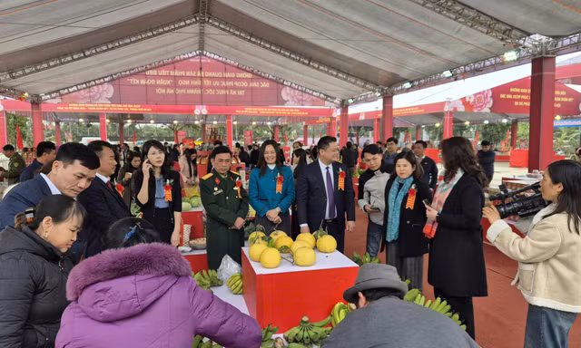 Chợ 'Xuân Đoàn Kết' đông nghịt khách mua sắm