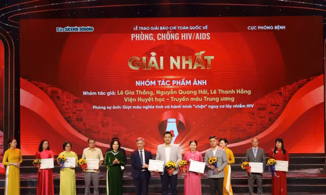 Báo chí góp phần biến nỗi sợ HIV thành hiểu biết khoa học