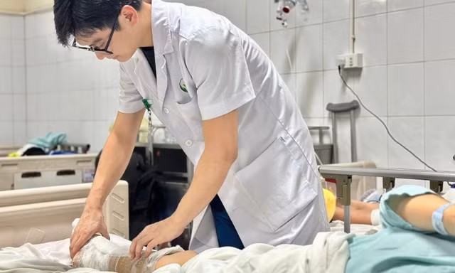 Nhiều điểm tại Hà Nội ngập nặng, loạt bệnh viện lớn dừng khám ngoại trú