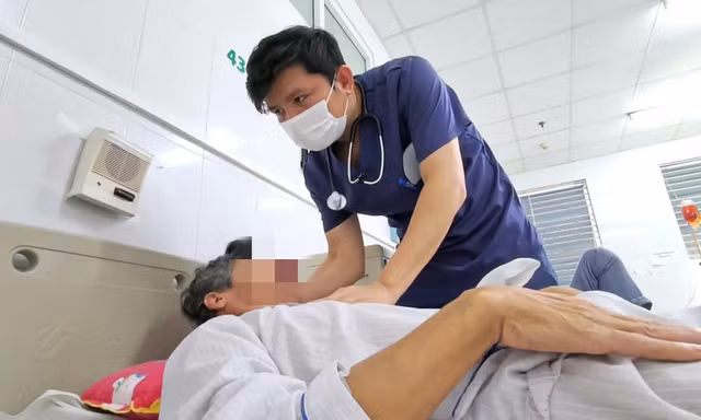 Ăn tiết canh, nem sống: 2 người nhập viện vì viêm màng não do liên cầu lợn, điếc vĩnh viễn