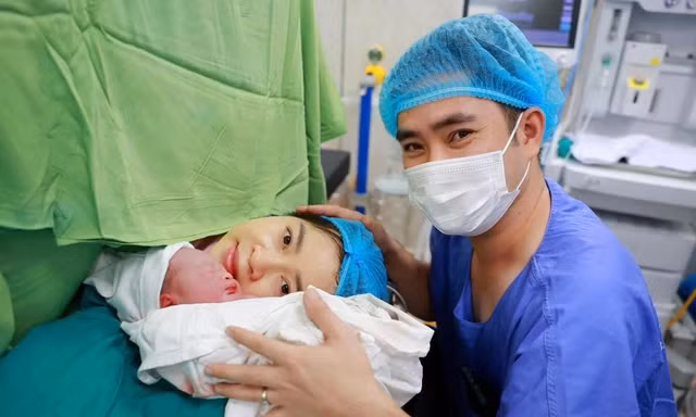 Sinh một con, giữ một con trong bụng: Ca song thai hiếm gặp và hành trình 13 tuần kì tích