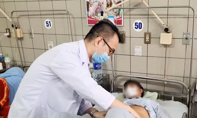 Làm việc dưới trời 40 độ, nam thanh niên bị suy thận cấp vì không uống nước