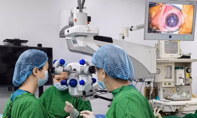 Hai bệnh nhân nghèo tìm lại ánh sáng nhờ được ghép giác mạc miễn phí