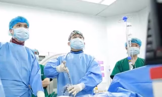 Tự đi lại sau 3 giờ mổ thoát vị đĩa đệm: Kỹ thuật mới giúp bệnh nhân hồi phục ‘thần tốc’