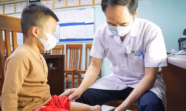Phẫu thuật đảo ngược cẳng chân giúp bé 5 tuổi có cơ hội đi lại
