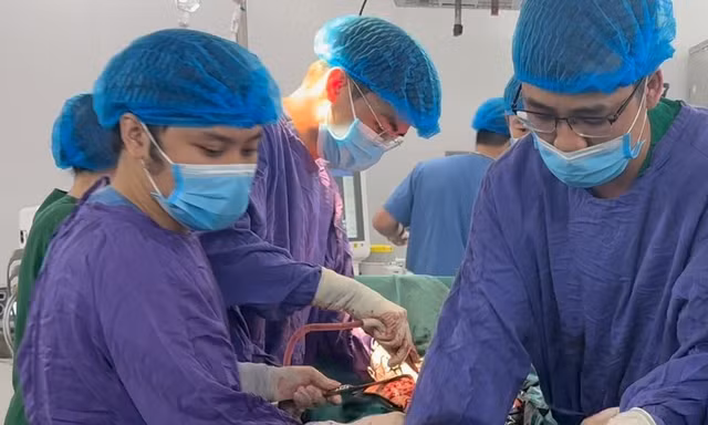 Mổ lấy khối u hiếm gặp nặng gần 9kg chiếm gần hết ổ bụng 