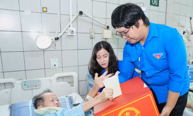 Những lá phiếu đặc biệt bên giường bệnh