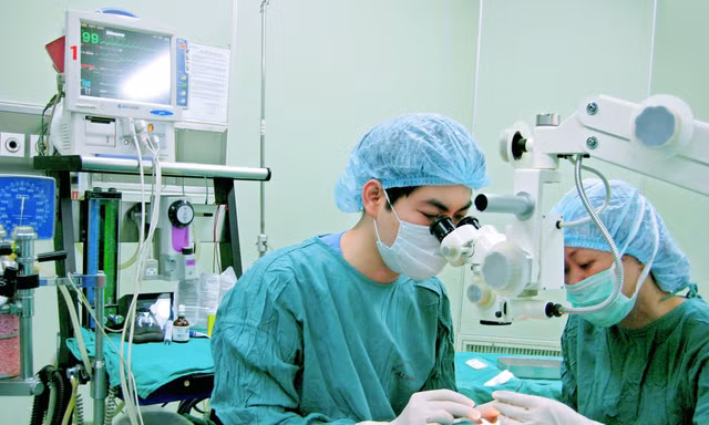 Nhìn mờ kéo dài, người đàn ông phát hiện bệnh lí nguy hiểm