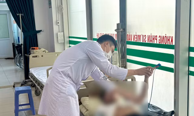 Nam shipper lao vào ô tô do say nắng khi đang đi giao hàng