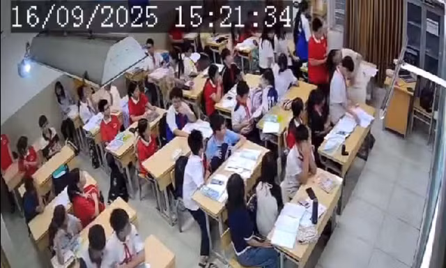 Hà Nội: Học sinh giật tóc, dúi đầu giáo viên ngay trong lớp học