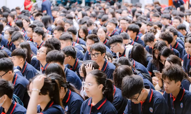 Học sinh vừa quay lại trường học, phụ huynh nhận 'trát' nộp nhiều khoản thu vô lý