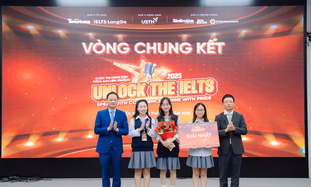 Học sinh các trường THPT căng thẳng, kịch tính tranh giải tại Cuộc thi hùng biện Tiếng Anh liên trường