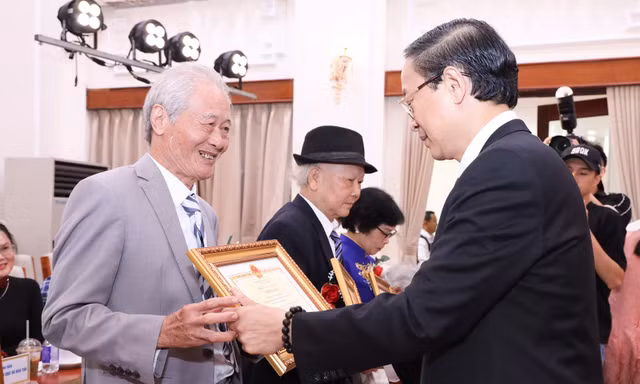 Thứ trưởng Bộ GD&ĐT nhắn nhủ: Thầy cô hôm nay hãy là một 'nhà giáo đi B' thời bình