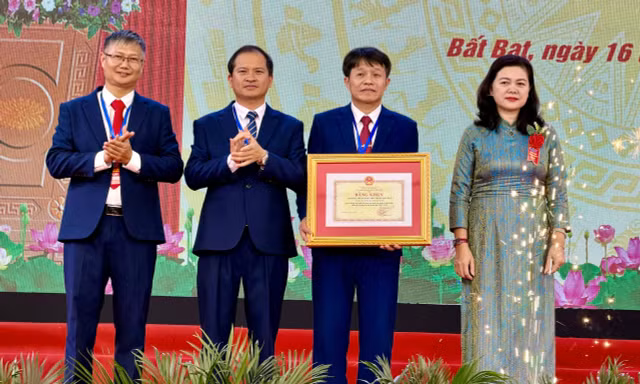 Hà Nội: Trường THPT Bất Bạt nhận Bằng khen Bộ GD&ĐT dịp 60 năm thành lập