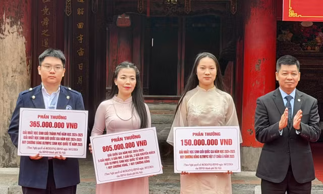 2 học sinh Hà Nội giành Huy chương Vàng Olympic quốc tế được thưởng hơn 600 triệu đồng