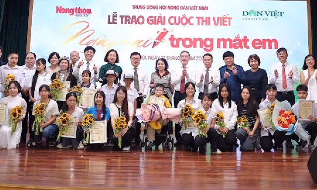 Cậu học trò ngồi xe lăn truyền cảm hứng tại lễ trao giải 'Ngày mai trong mắt em'