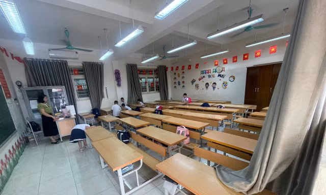 Phát hiện thịt ôi, trứng bốc mùi: Phụ huynh đồng loạt cho con nghỉ học