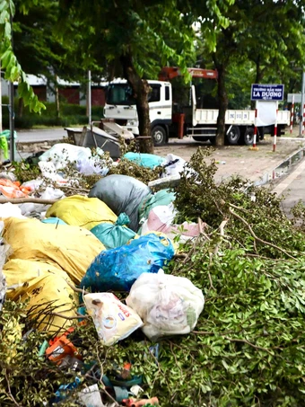Điểm tập kết rác tự phát trên phố Hà Nội 