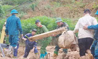 Băng bùn, vượt suối dựng lại nhà cho người dân Sơn La sau mưa lũ, sạt lở 