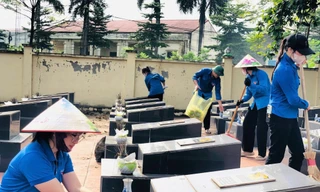 Thanh niên Phú Thọ chỉnh trang nghĩa trang liệt sĩ 