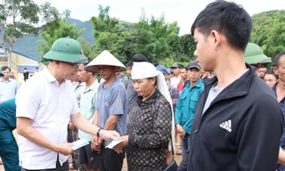 Phó Thủ tướng Lê Thành Long thăm hỏi nhân dân vùng lũ lụt Sơn La