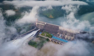 Nước thượng nguồn đổ về ào ạt, Thủy điện Sơn La và Hòa Bình mở cửa xả đáy 