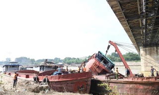 Hoàn thành trục vớt tàu bị đắm khiến 2 người tử vong trên sông Lô