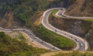 Cảnh sắc ấn tượng những khúc cua như dải lụa trên 'Con đường Hạnh phúc'